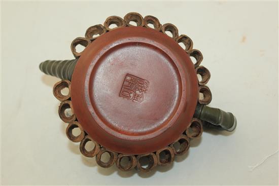 A Chinese Yixing pottery teapot and cover, 16.5cm